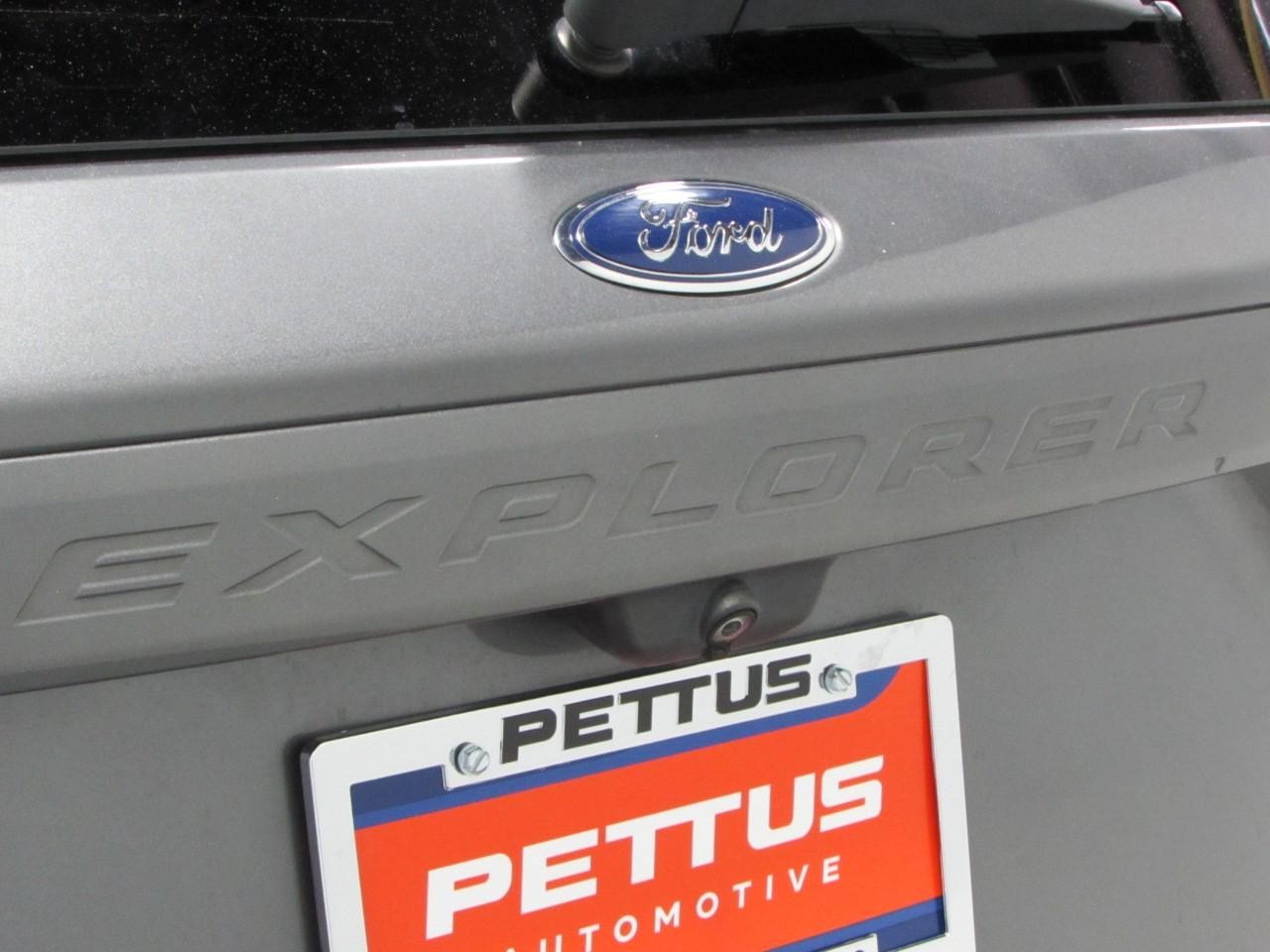 Ford Explorer Vehicle Full-screen Gallery Image 36