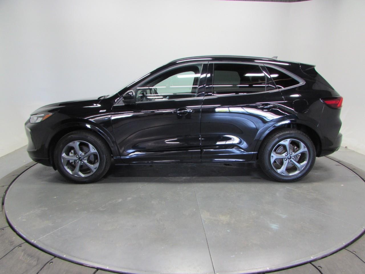 Ford Escape Hybrid Vehicle Full-screen Gallery Image 04