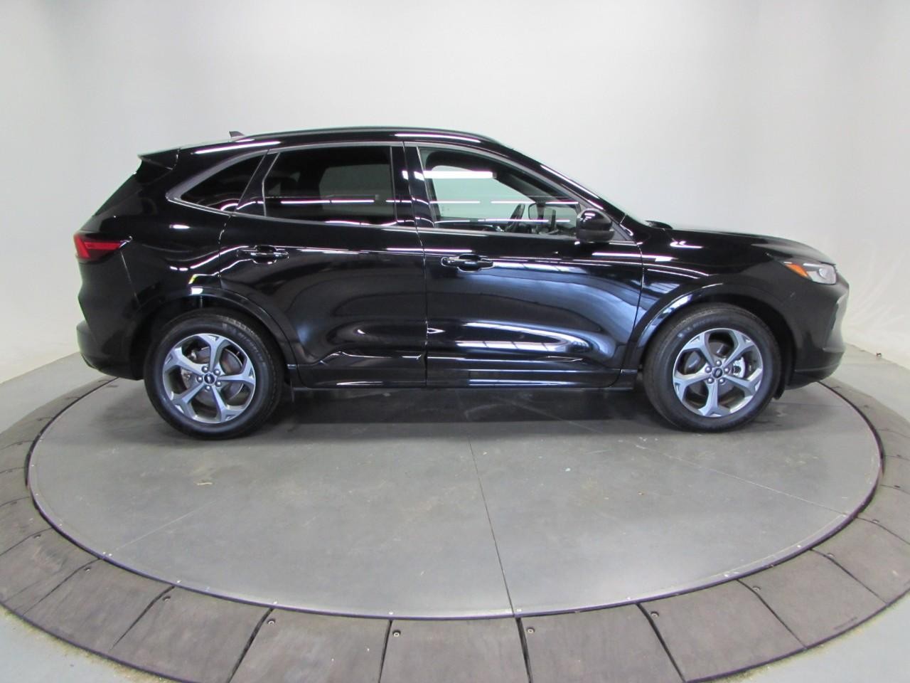 Ford Escape Hybrid Vehicle Full-screen Gallery Image 08
