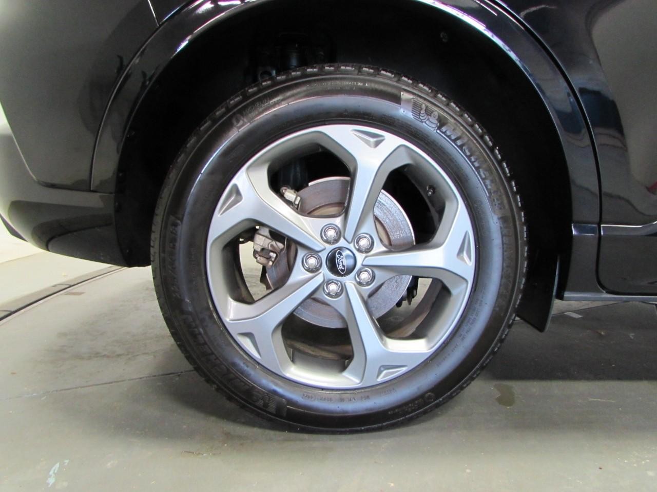 Ford Escape Hybrid Vehicle Full-screen Gallery Image 09