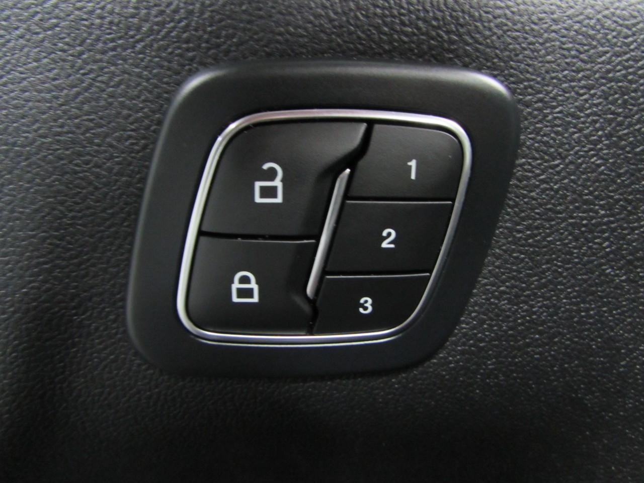Ford Escape Hybrid Vehicle Full-screen Gallery Image 21