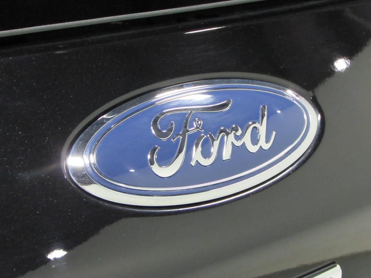 Ford Escape Hybrid Vehicle Full-screen Gallery Image 32