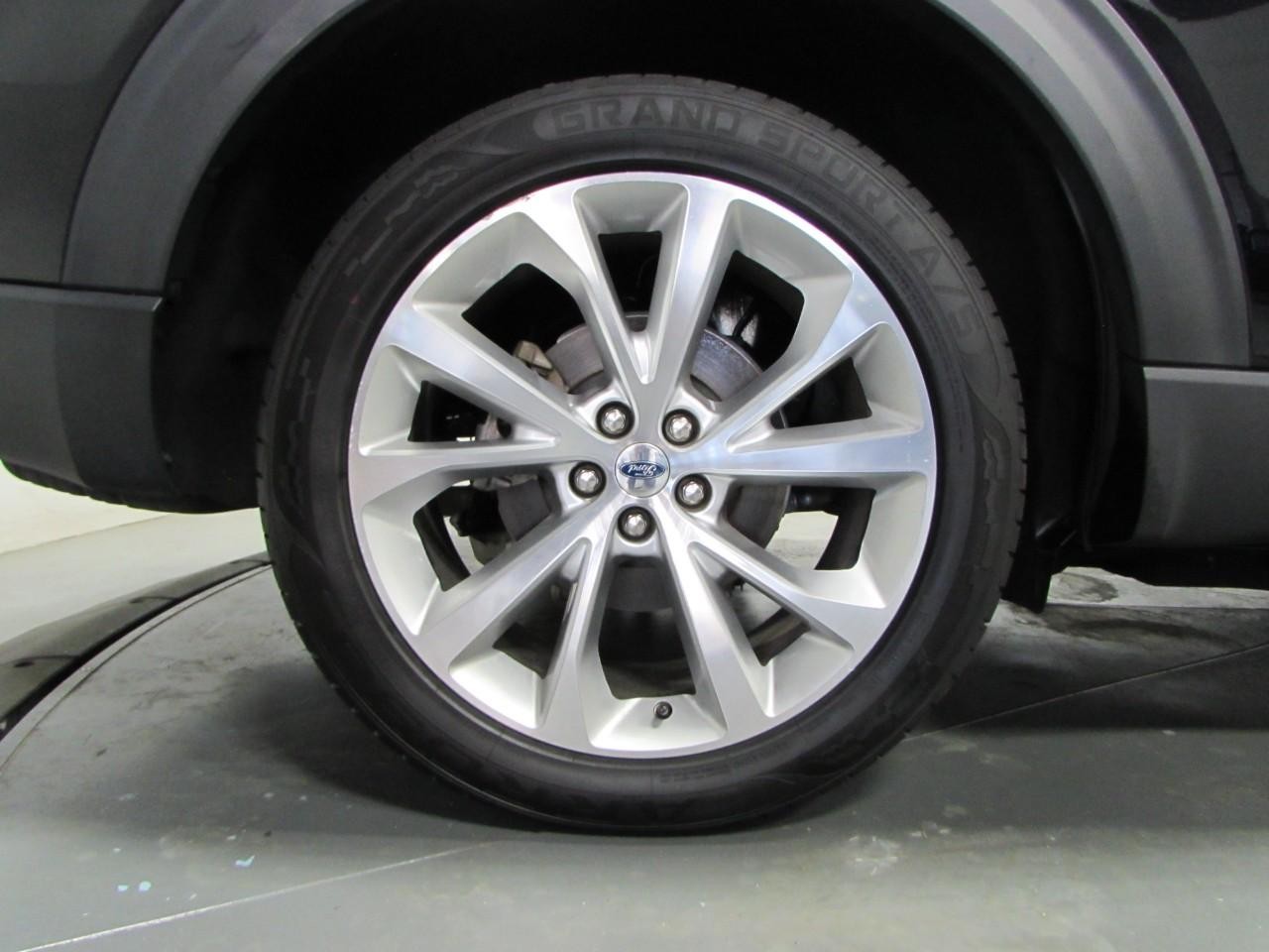 Ford Explorer Vehicle Full-screen Gallery Image 09