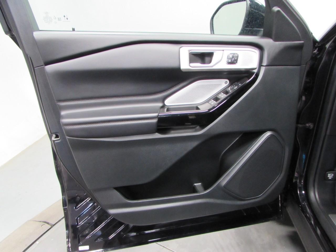 Ford Explorer Vehicle Full-screen Gallery Image 12