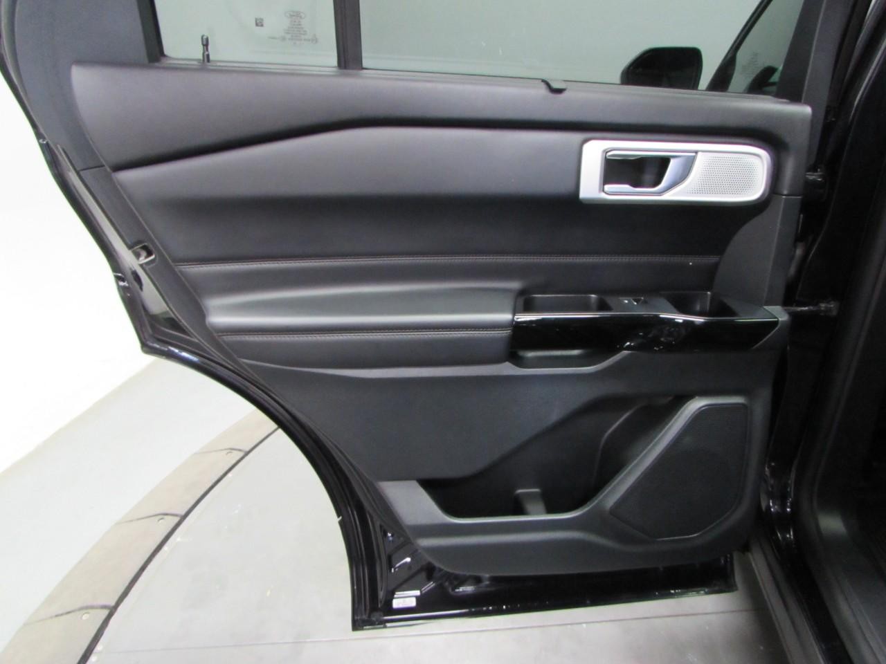 Ford Explorer Vehicle Full-screen Gallery Image 14