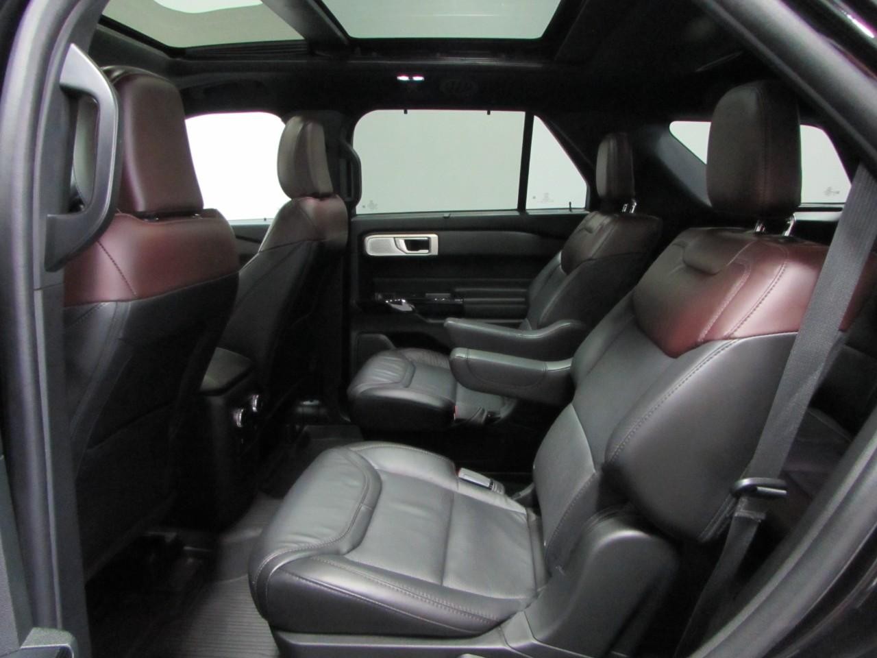 Ford Explorer Vehicle Full-screen Gallery Image 15