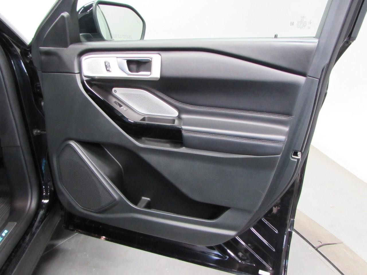 Ford Explorer Vehicle Full-screen Gallery Image 17