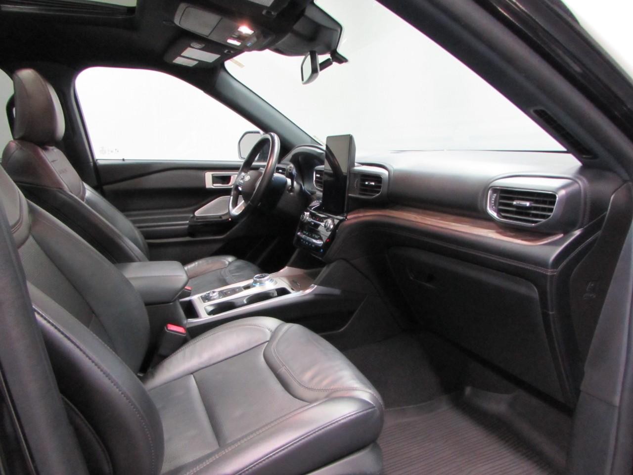 Ford Explorer Vehicle Full-screen Gallery Image 18