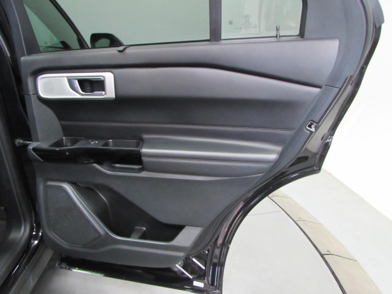 Ford Explorer Vehicle Full-screen Gallery Image 19