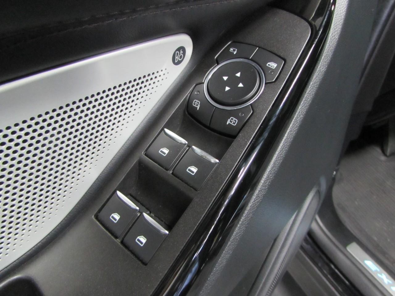 Ford Explorer Vehicle Full-screen Gallery Image 22