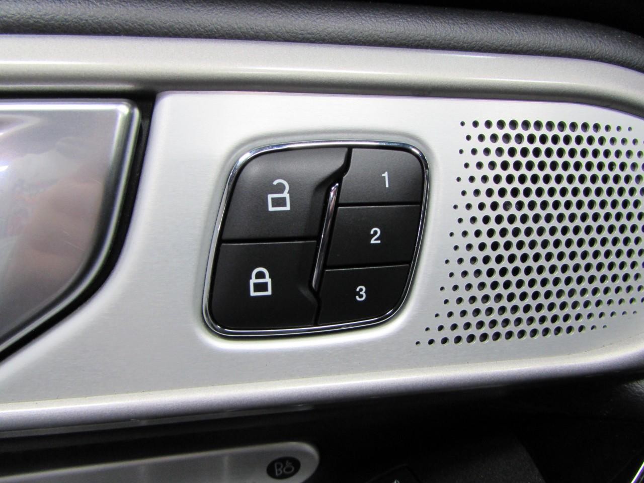 Ford Explorer Vehicle Full-screen Gallery Image 23