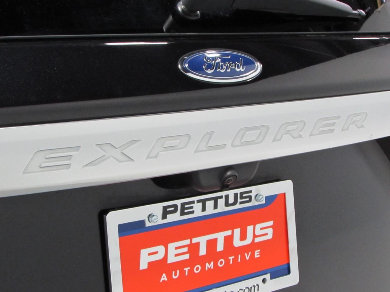 Ford Explorer Vehicle Full-screen Gallery Image 36