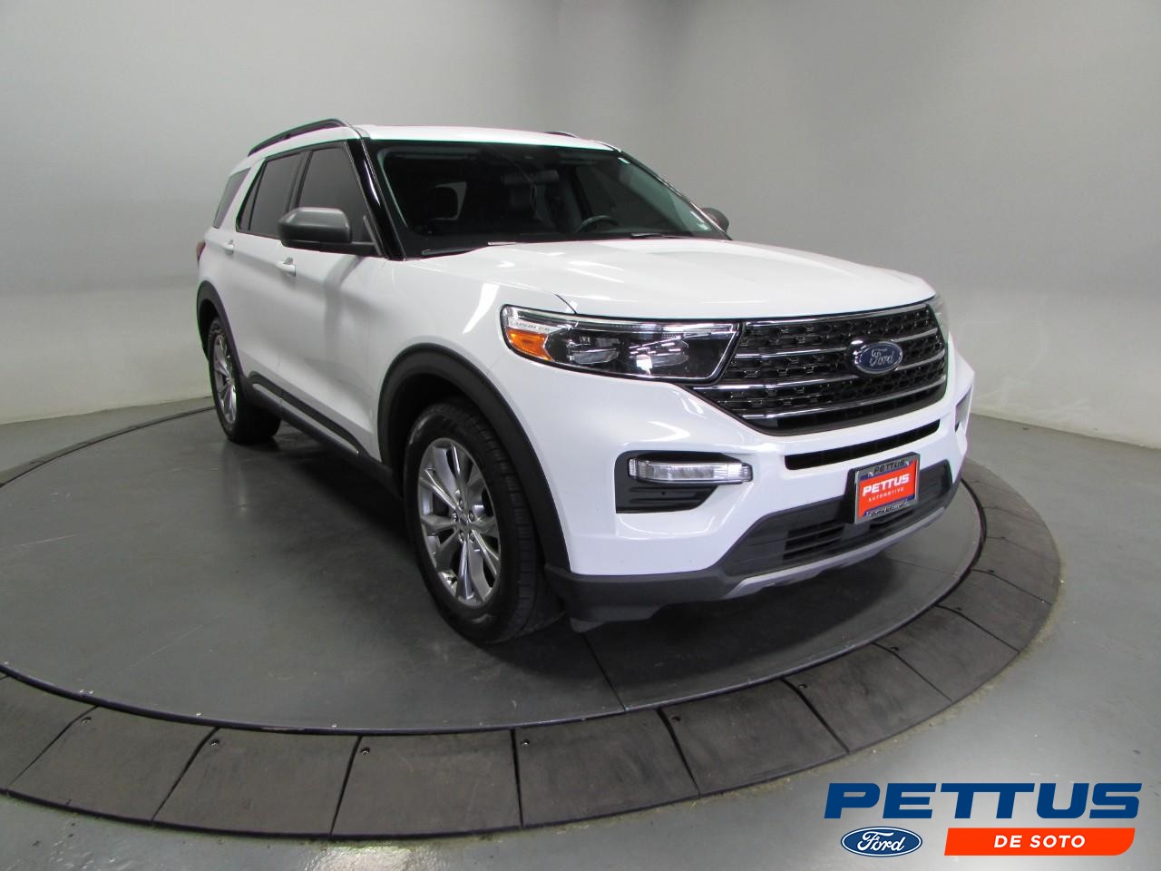 Ford Explorer Vehicle Full-screen Gallery Image 01