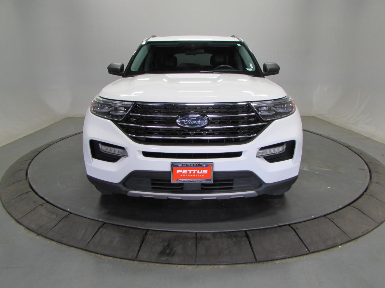 Ford Explorer Vehicle Full-screen Gallery Image 02
