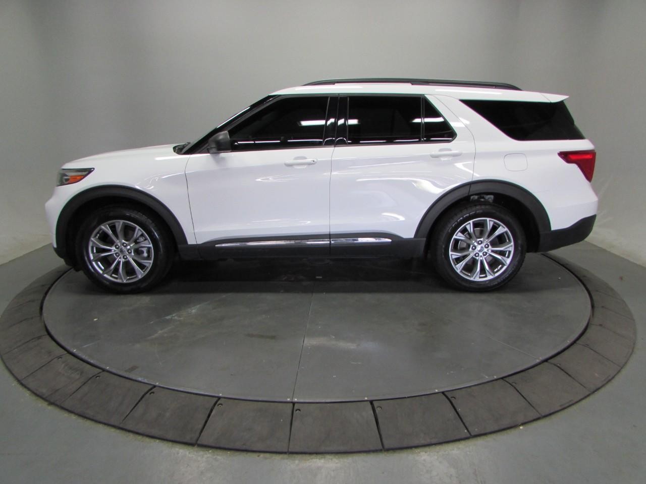 Ford Explorer Vehicle Full-screen Gallery Image 04