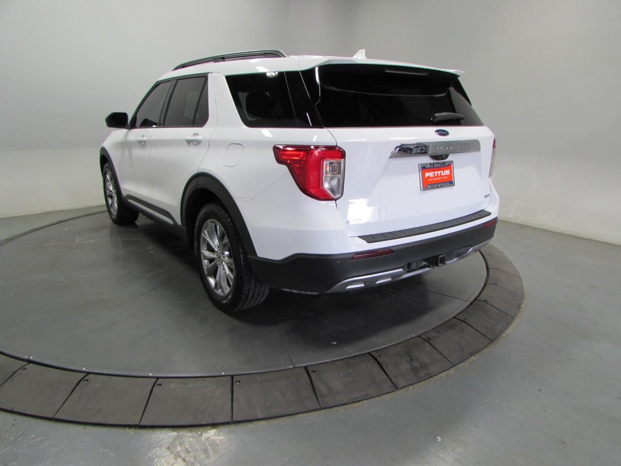 Ford Explorer Vehicle Full-screen Gallery Image 05