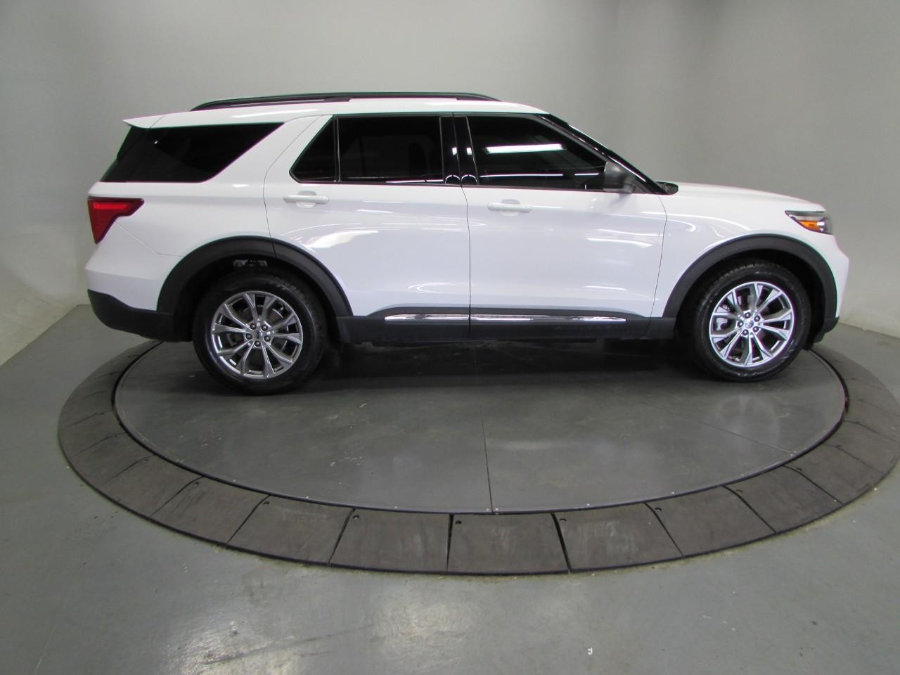 Ford Explorer Vehicle Full-screen Gallery Image 08