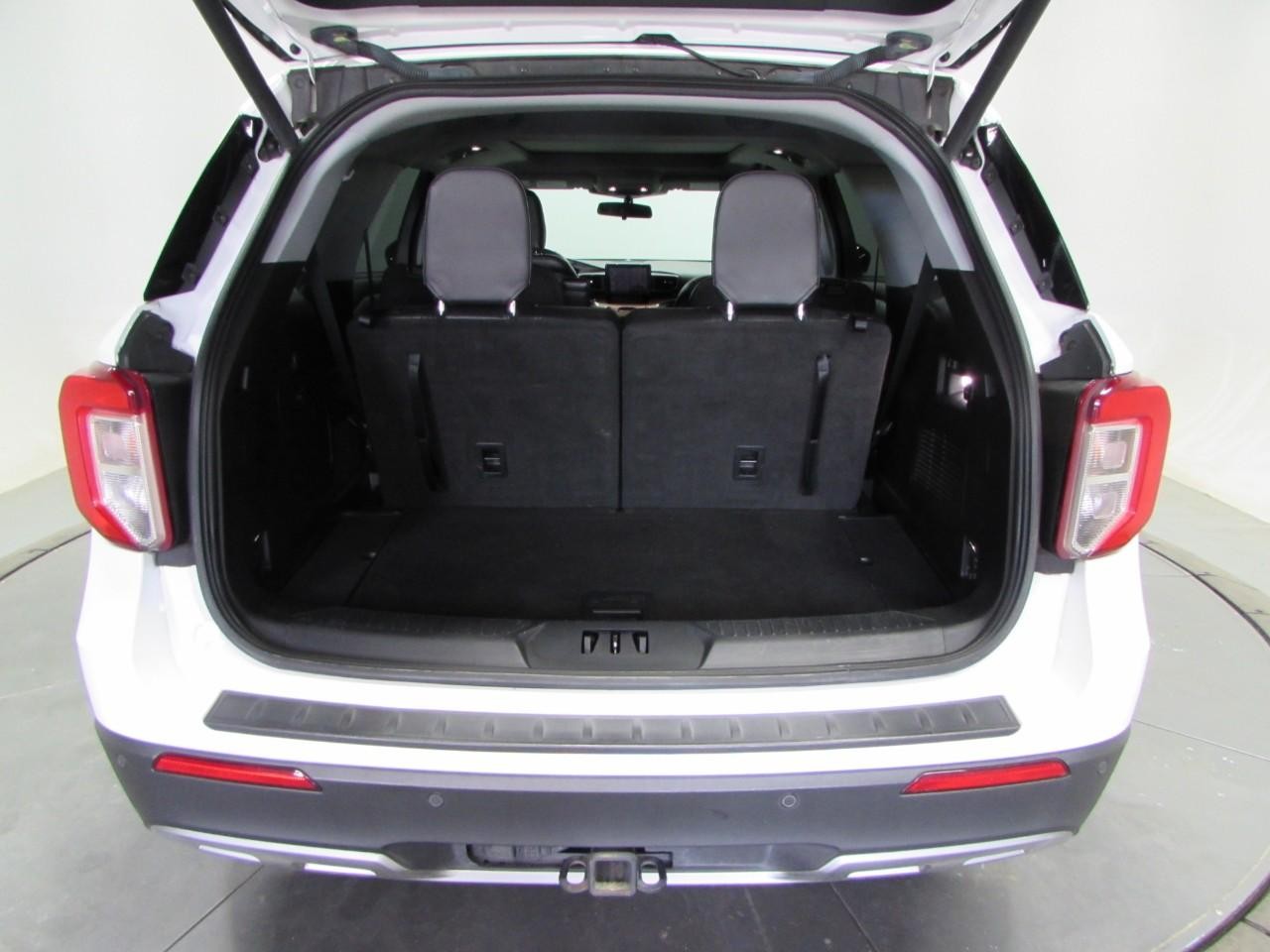 Ford Explorer Vehicle Full-screen Gallery Image 11