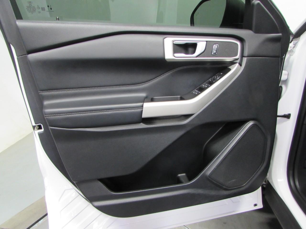 Ford Explorer Vehicle Full-screen Gallery Image 12