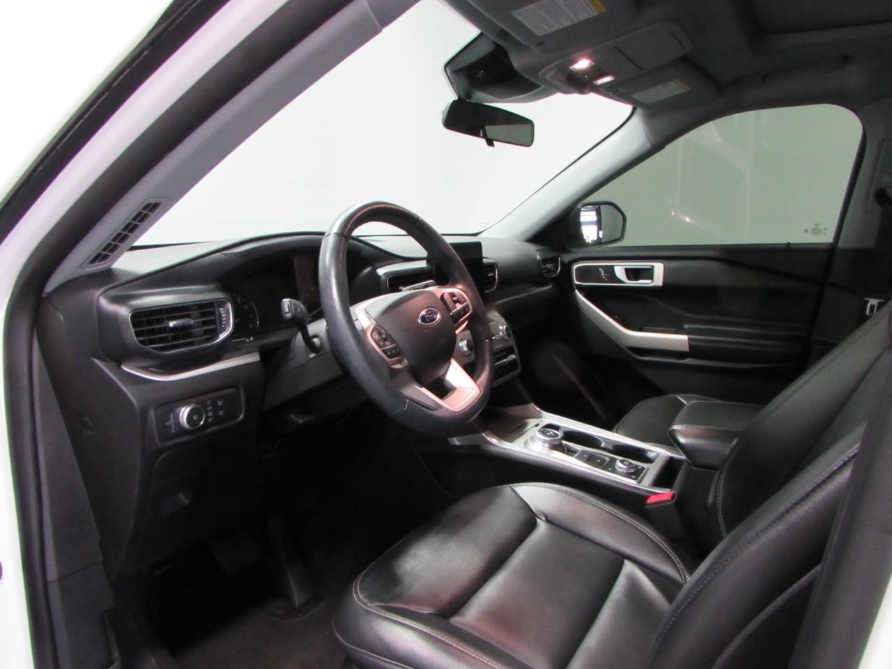 Ford Explorer Vehicle Full-screen Gallery Image 13