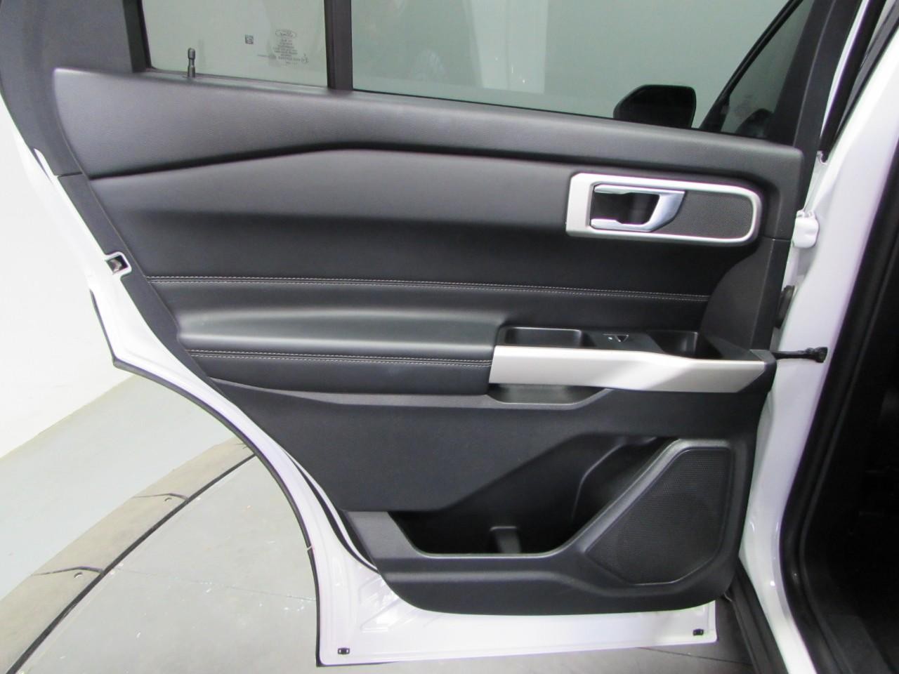 Ford Explorer Vehicle Full-screen Gallery Image 14