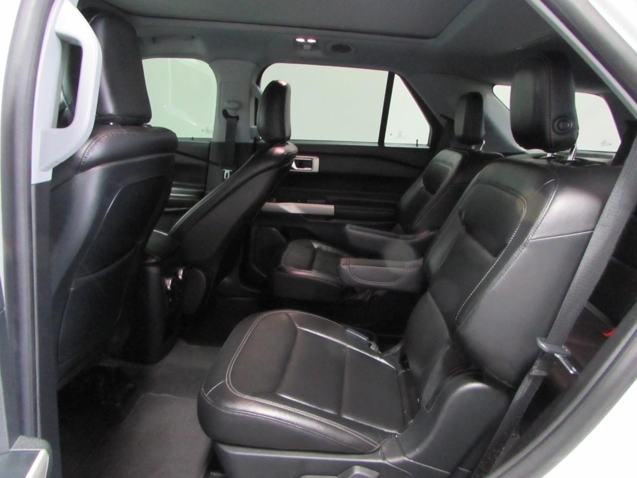 Ford Explorer Vehicle Full-screen Gallery Image 15
