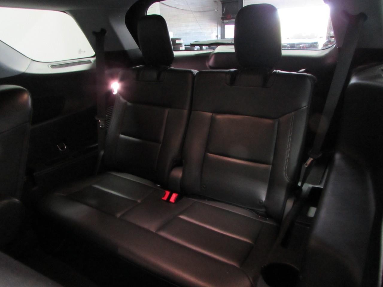 Ford Explorer Vehicle Full-screen Gallery Image 16