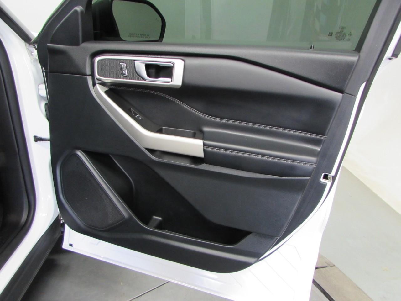 Ford Explorer Vehicle Full-screen Gallery Image 17