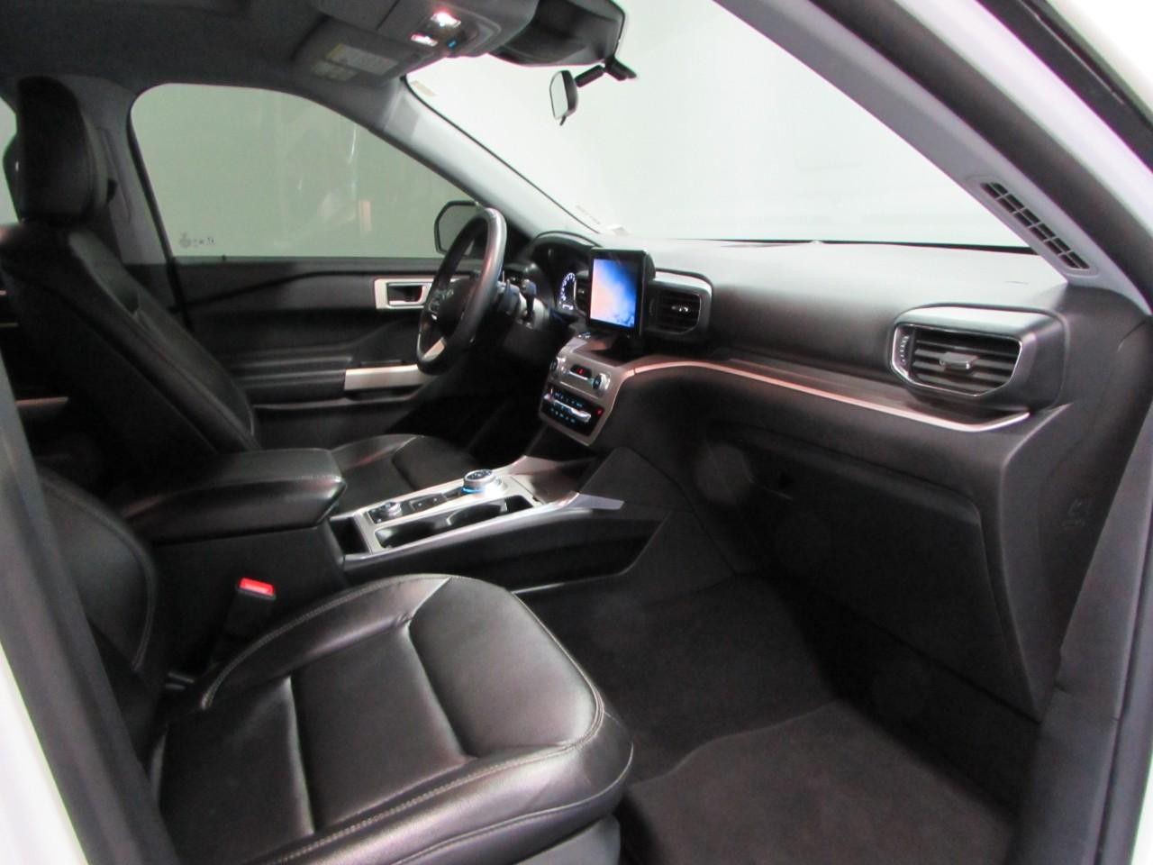 Ford Explorer Vehicle Full-screen Gallery Image 18