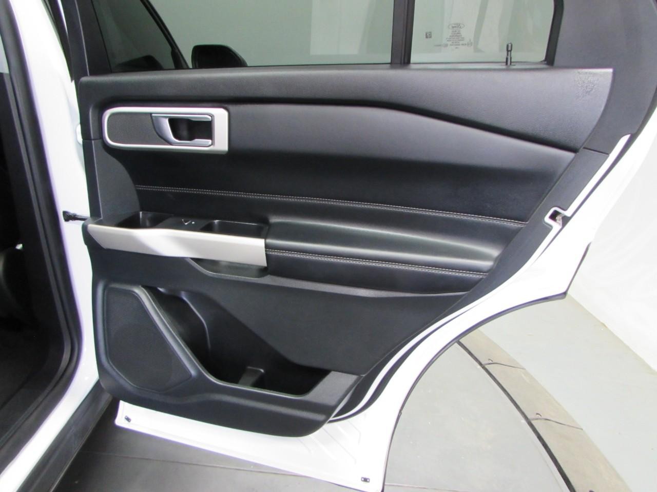 Ford Explorer Vehicle Full-screen Gallery Image 19