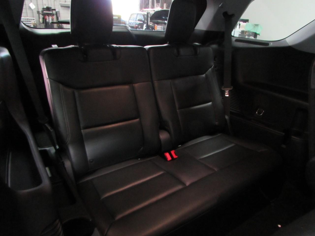 Ford Explorer Vehicle Full-screen Gallery Image 21
