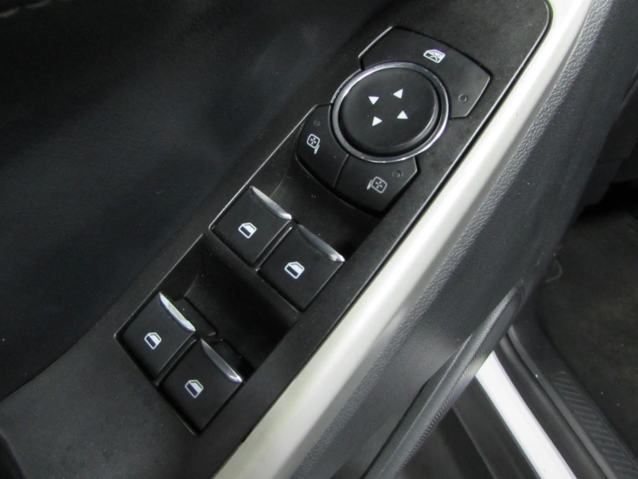 Ford Explorer Vehicle Full-screen Gallery Image 22