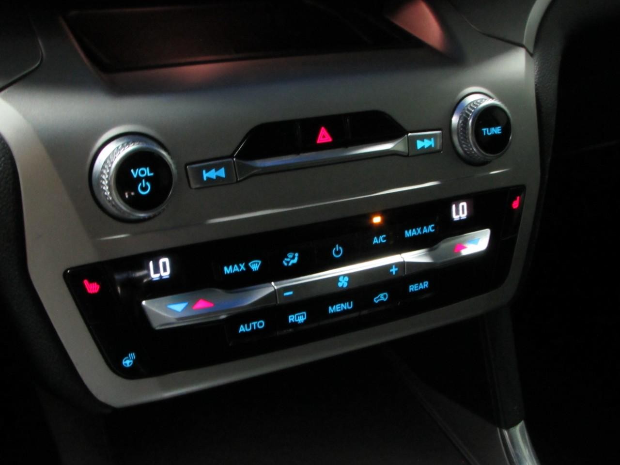 Ford Explorer Vehicle Full-screen Gallery Image 31