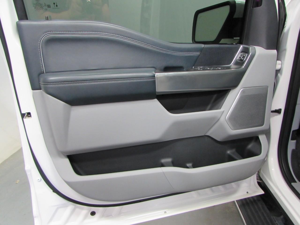 Ford F-150 Vehicle Full-screen Gallery Image 12
