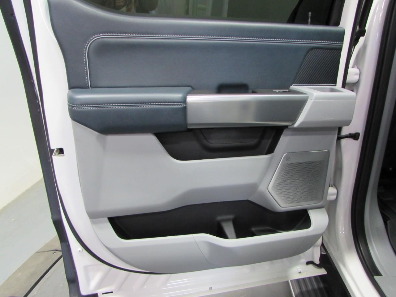 Ford F-150 Vehicle Full-screen Gallery Image 14