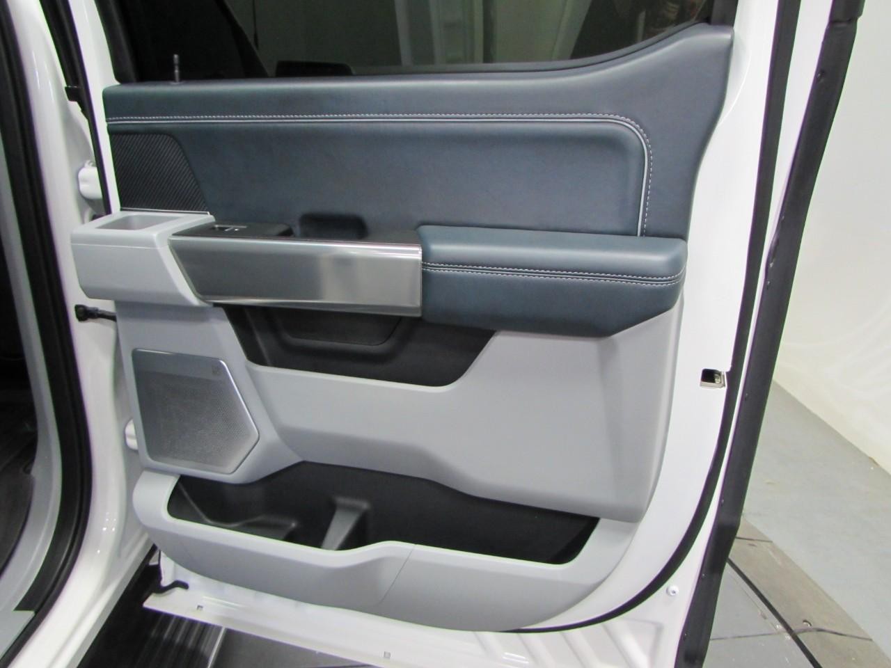 Ford F-150 Vehicle Full-screen Gallery Image 18