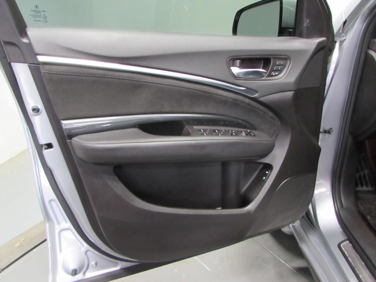 Acura MDX Vehicle Full-screen Gallery Image 12
