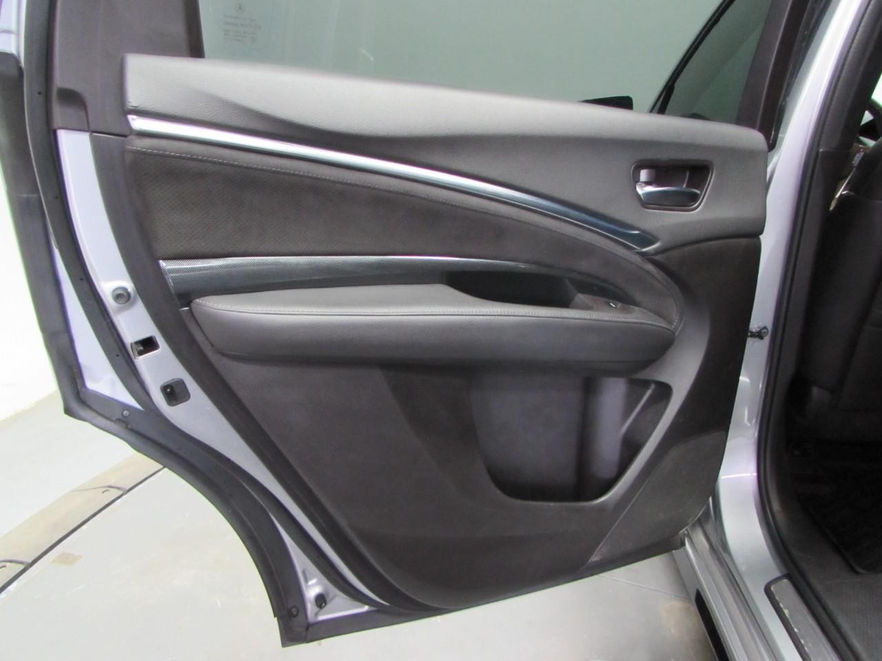 Acura MDX Vehicle Full-screen Gallery Image 14