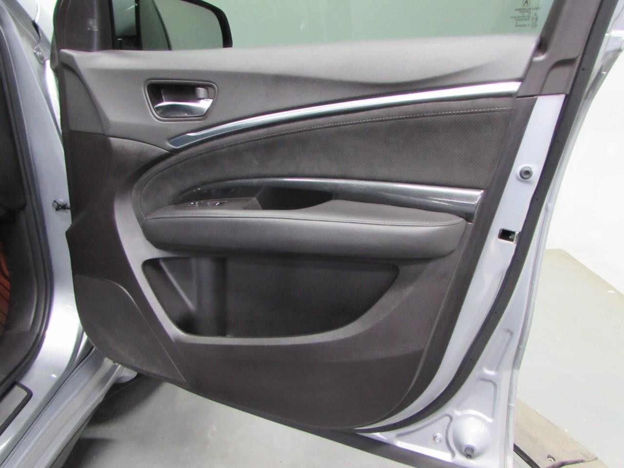 Acura MDX Vehicle Full-screen Gallery Image 16