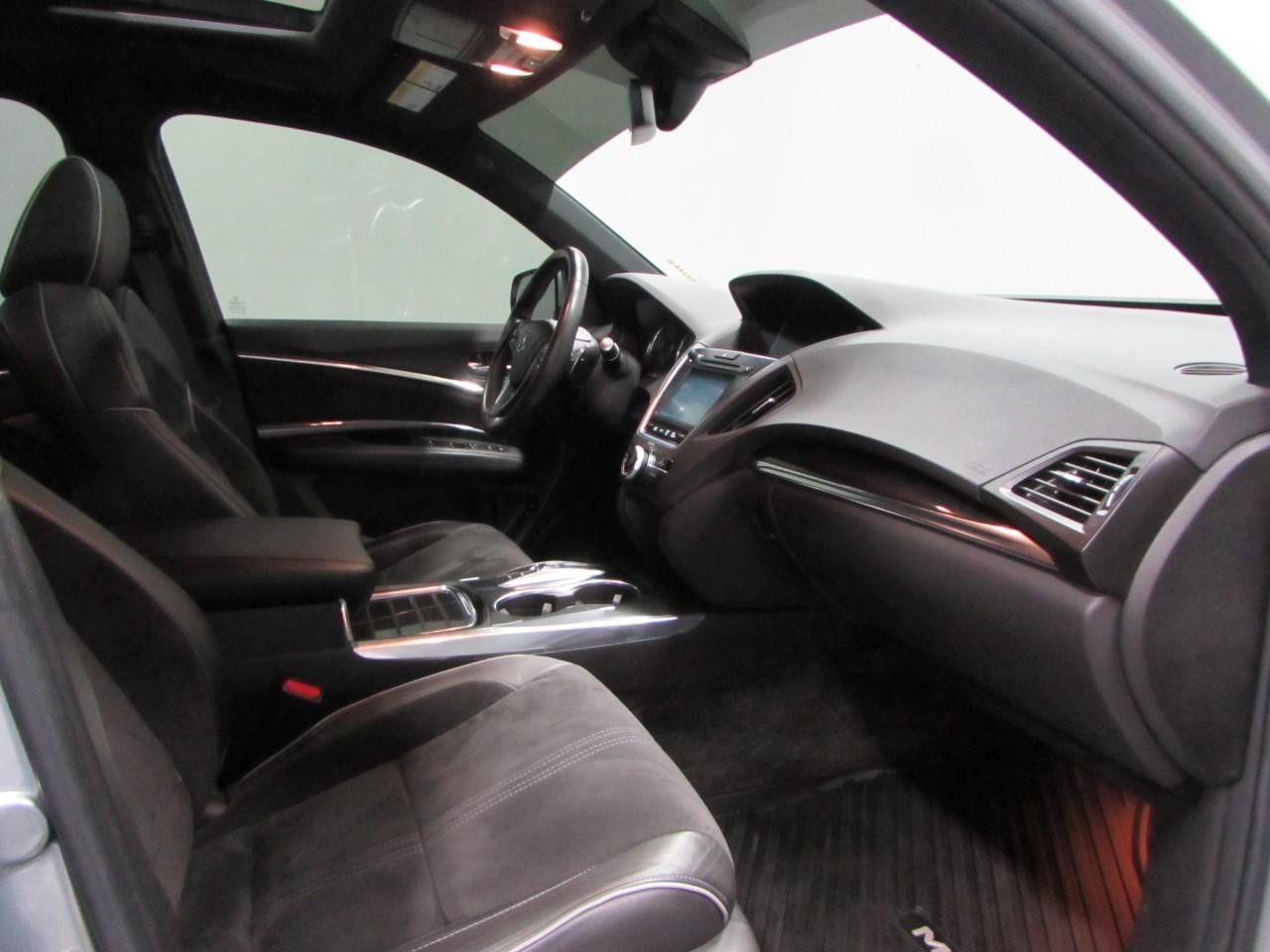 Acura MDX Vehicle Full-screen Gallery Image 17