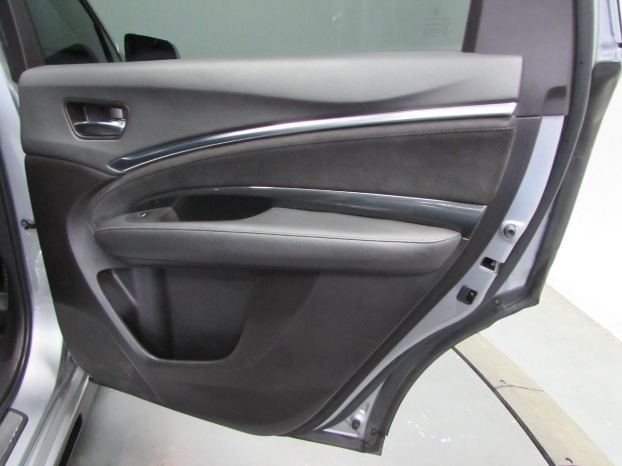 Acura MDX Vehicle Full-screen Gallery Image 18