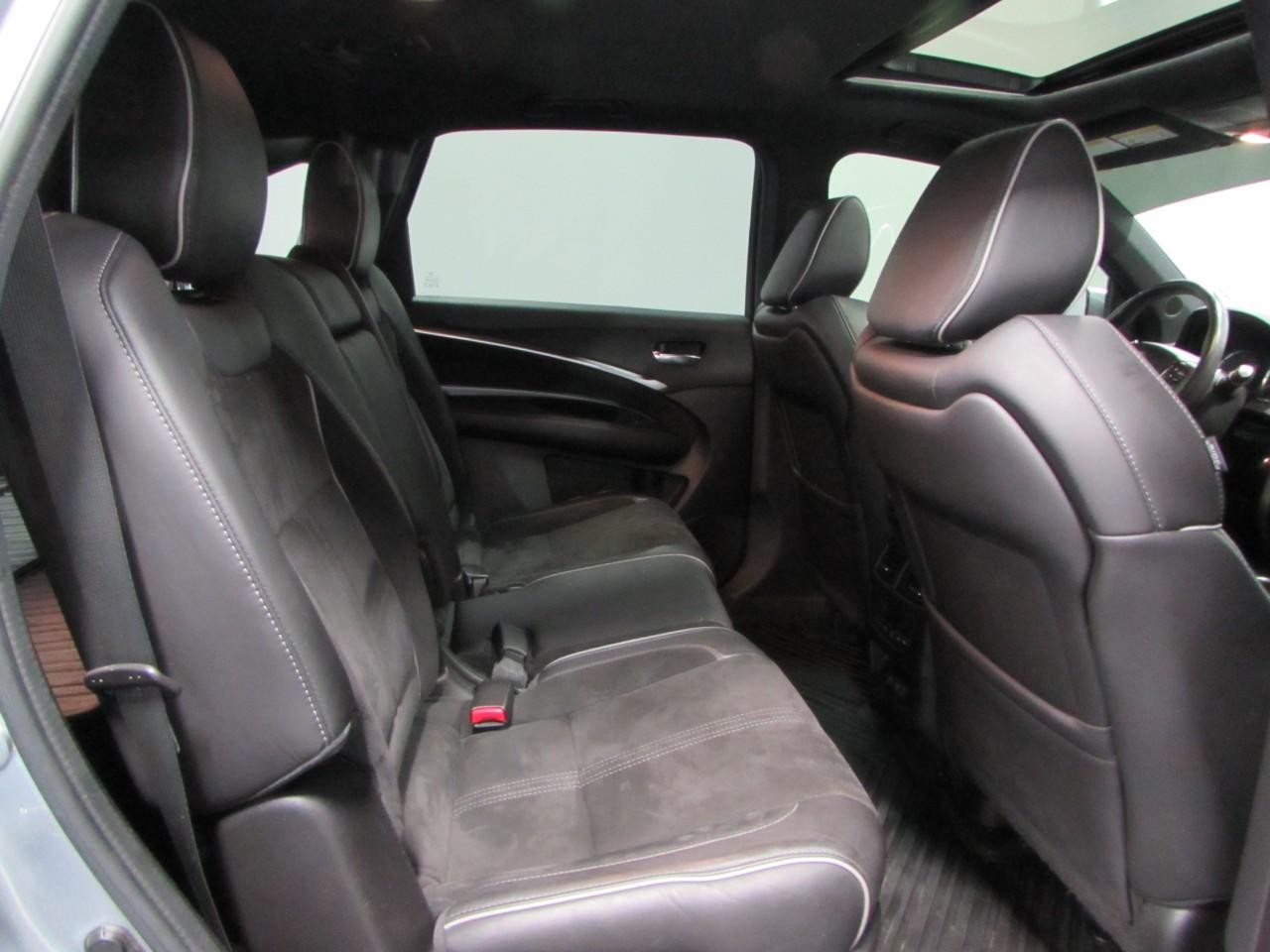 Acura MDX Vehicle Full-screen Gallery Image 19