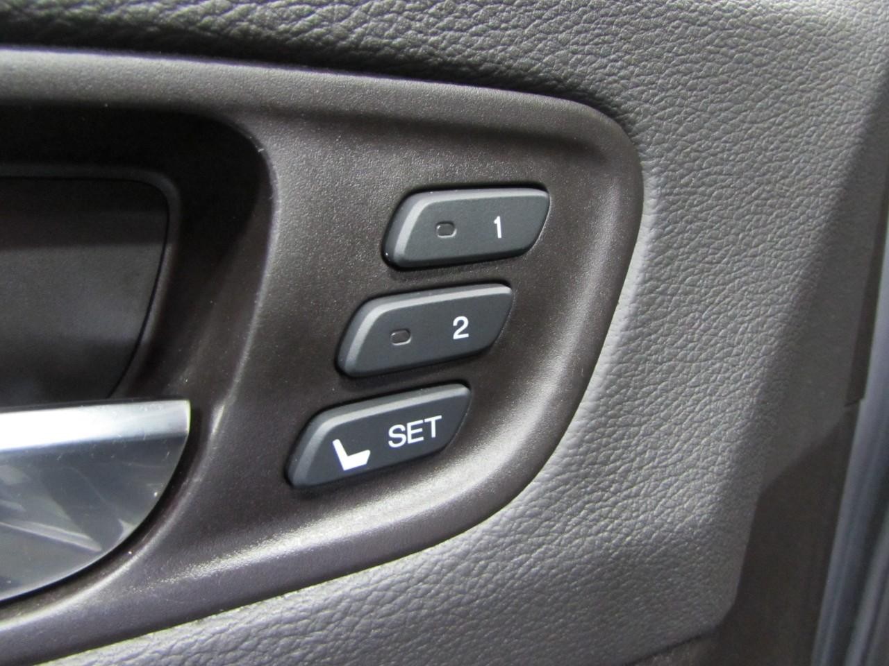 Acura MDX Vehicle Full-screen Gallery Image 21