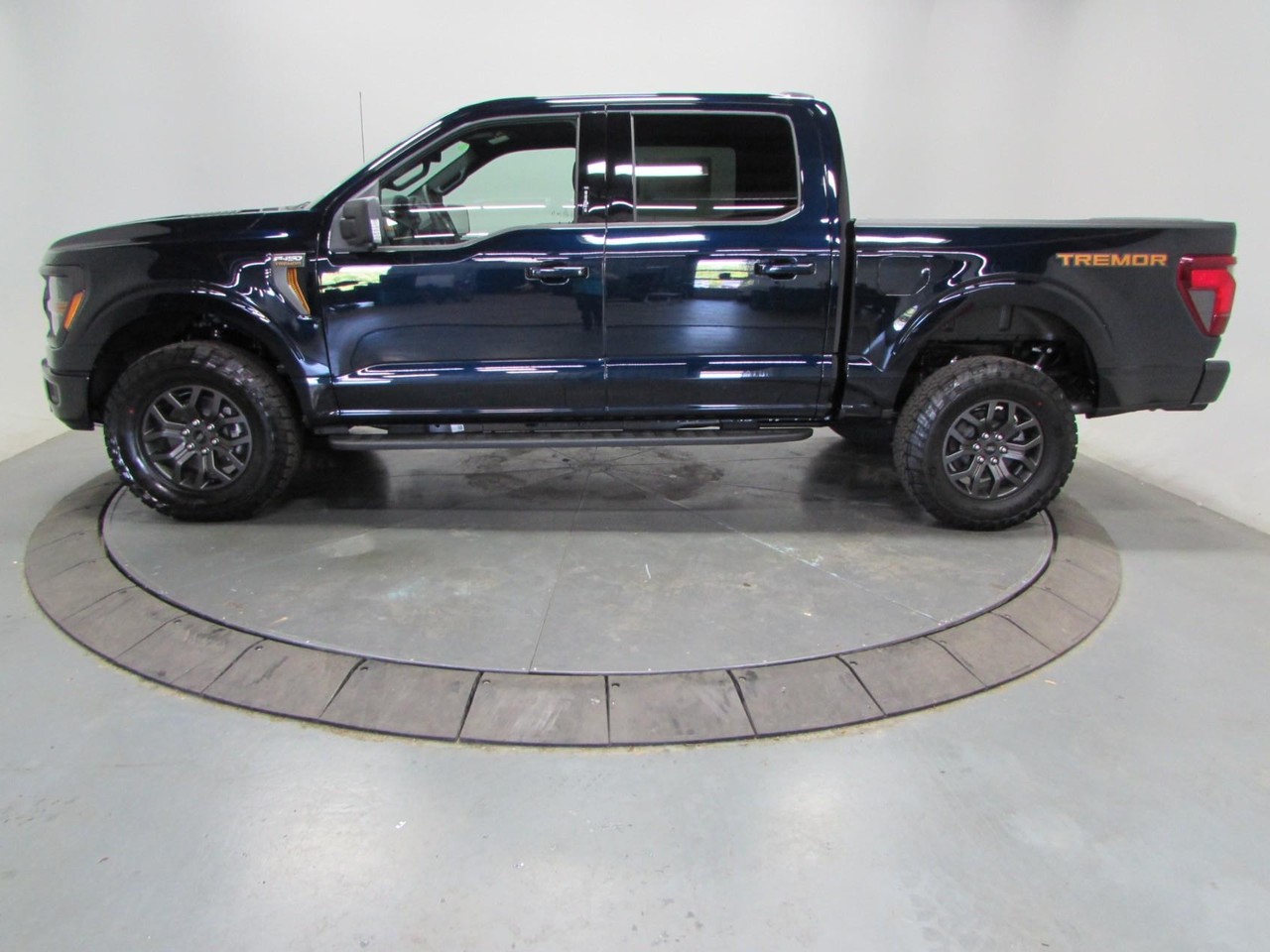 View vehicle photo 4