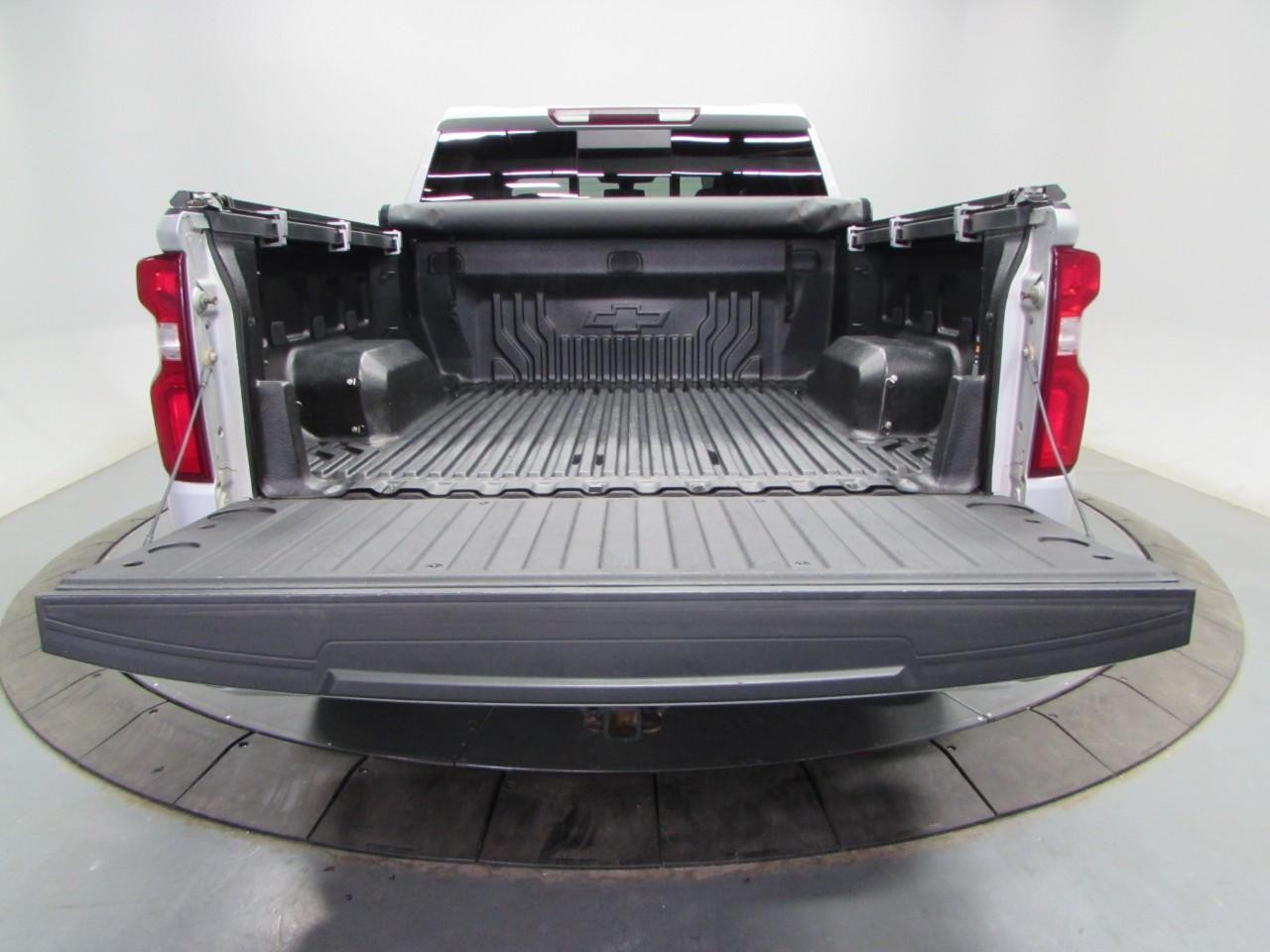 Chevrolet Silverado 1500 Vehicle Full-screen Gallery Image 11
