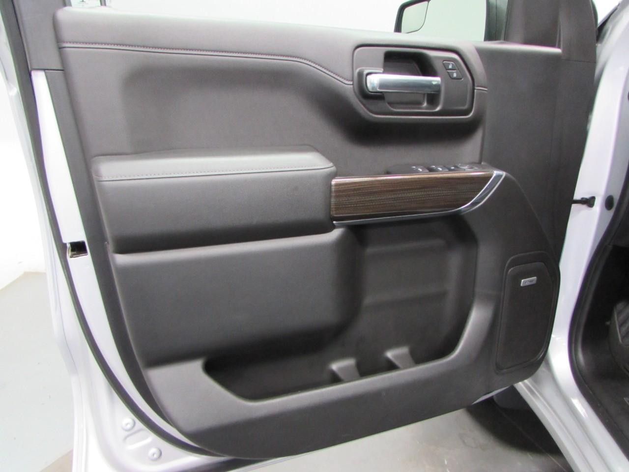 Chevrolet Silverado 1500 Vehicle Full-screen Gallery Image 12