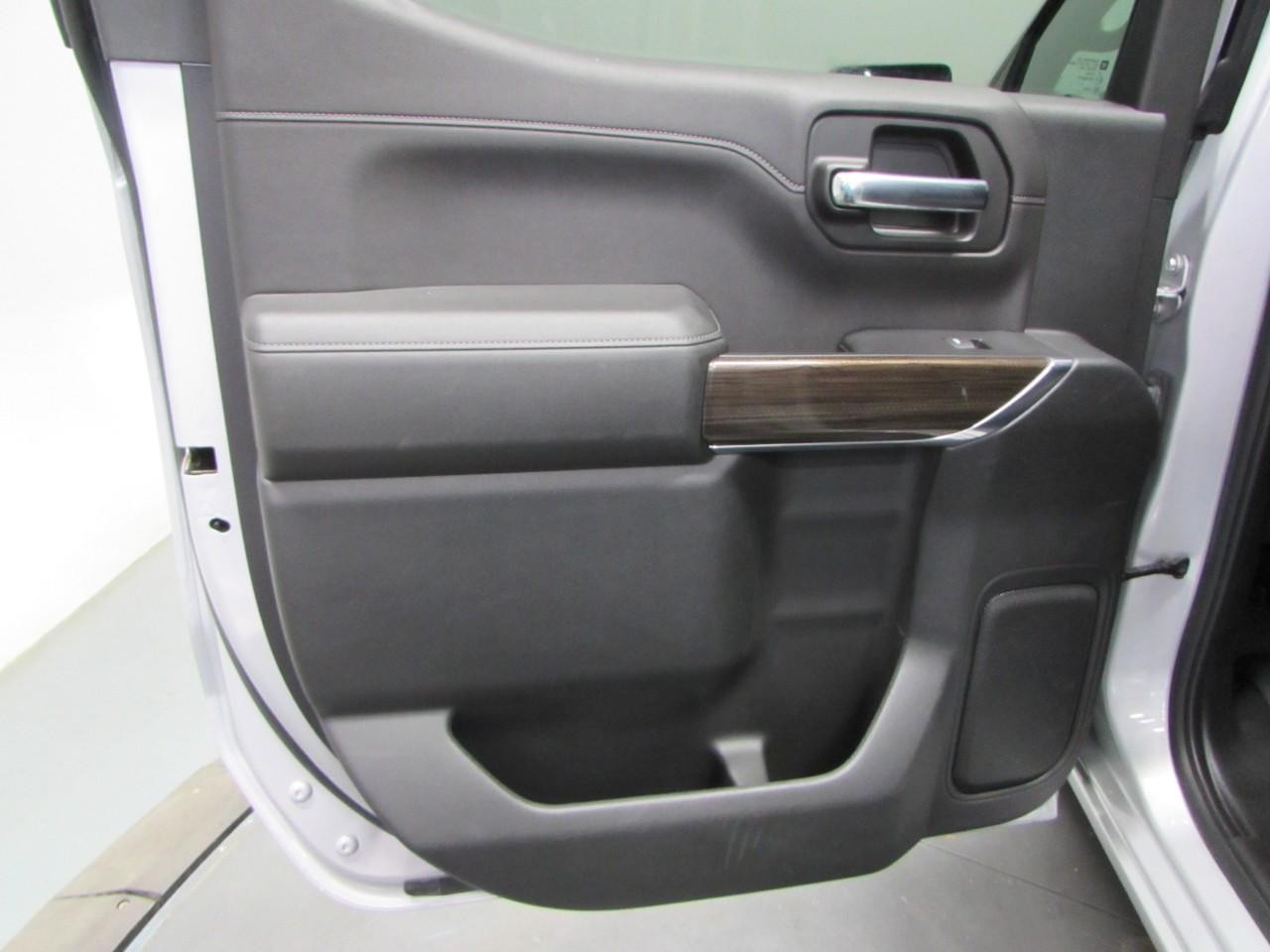 Chevrolet Silverado 1500 Vehicle Full-screen Gallery Image 14