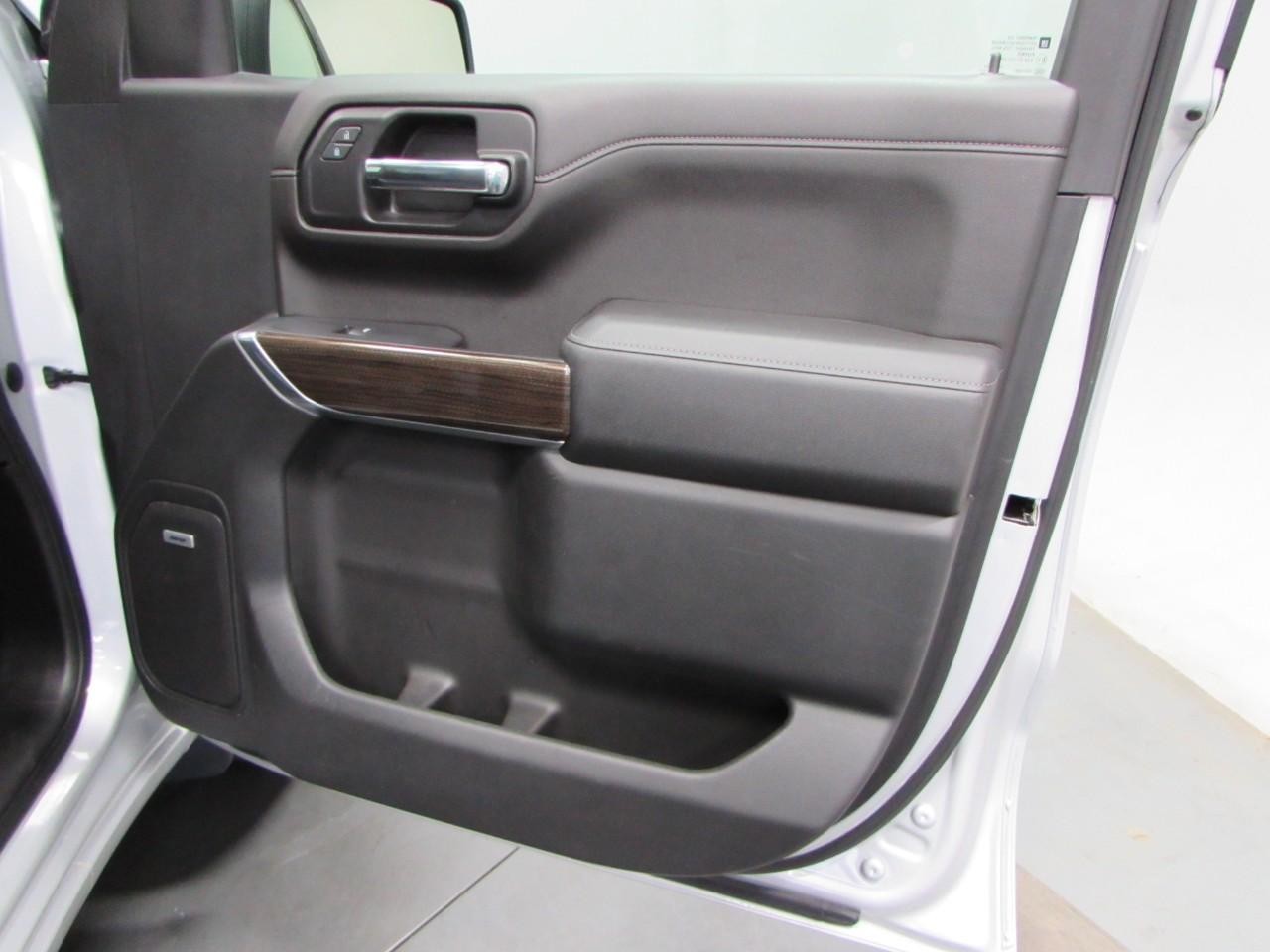 Chevrolet Silverado 1500 Vehicle Full-screen Gallery Image 16