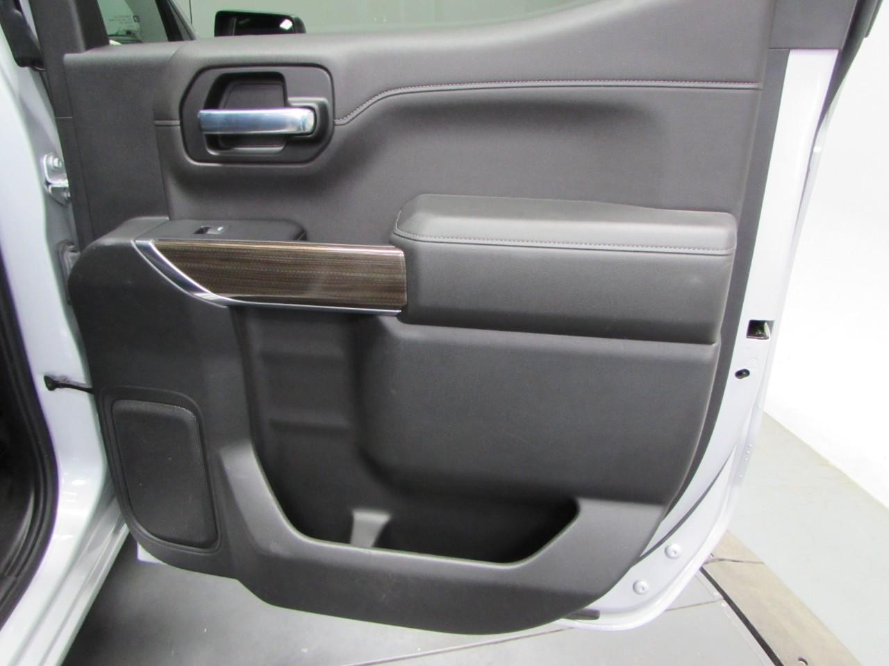 Chevrolet Silverado 1500 Vehicle Full-screen Gallery Image 18