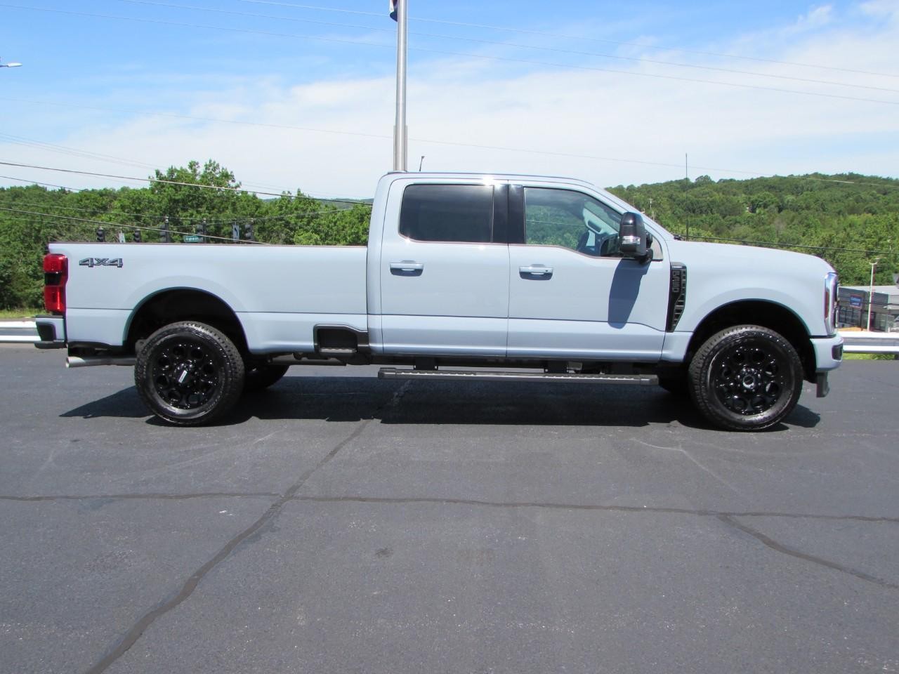2026 Avalanche Ford Super Duty F-350 SRW Lariat 4X4 Truck